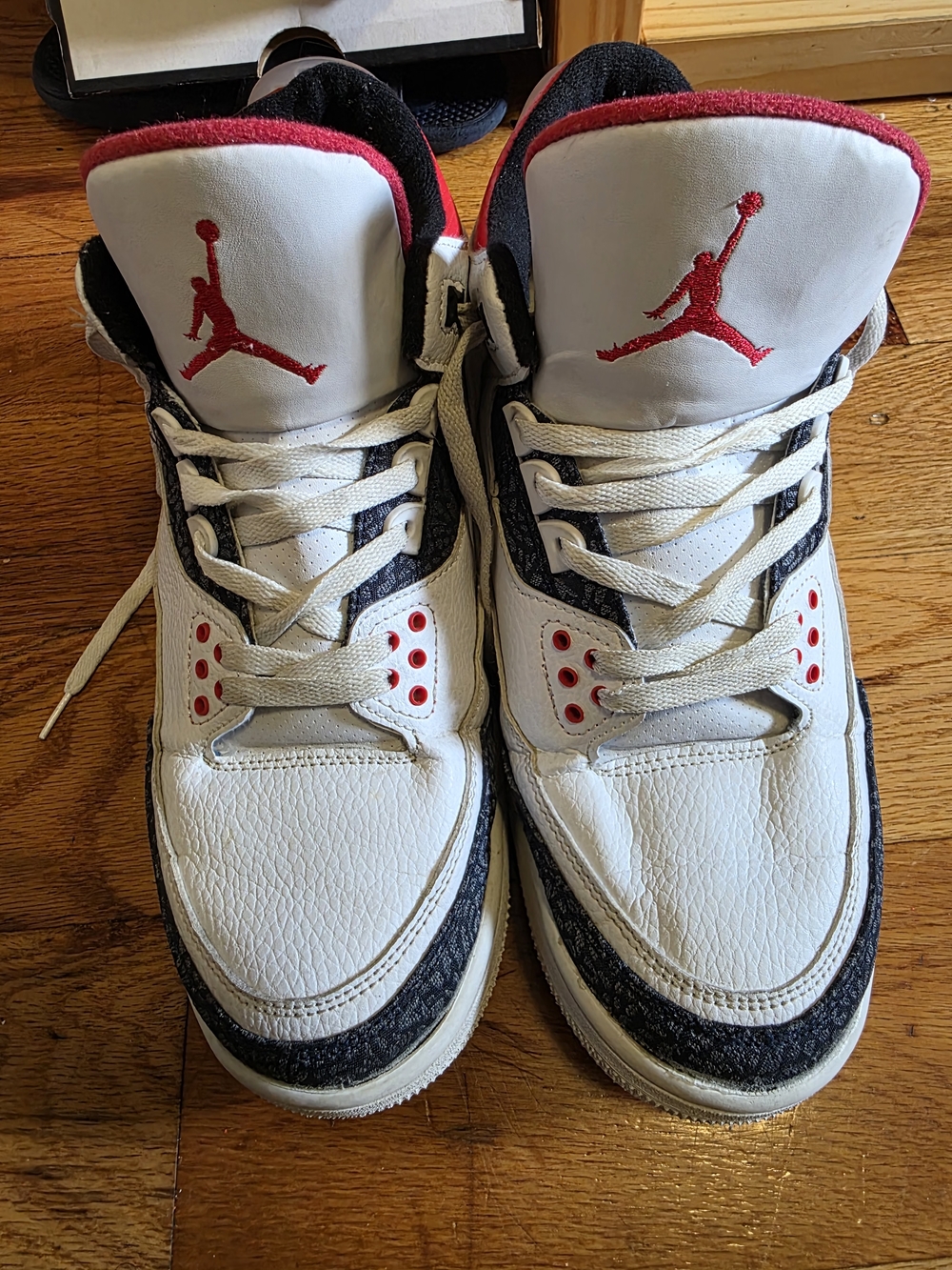 Jordan Men’s White/Red/Black Retro Sneakers - Picture 3 of 9